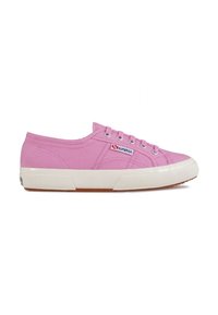 Sneakers en toile rose au design basse, avec une semelle en caoutchouc blanche, un bout rond et cinq œillets avec des accessoires en métal argenté.