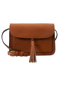 Tanfärgad läderväska med axelrem och klaffstängning, med en tofsdetalj och justerbar rem. Mjuk textur med snygga sömnadsdetaljer.