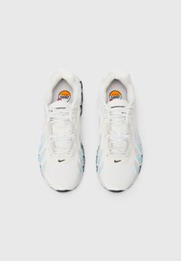 Et par hvite Nike Air Max-sneakers med lyseblå detaljer, svarte såler og hvite lisser på hvit bakgrunn.