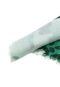 Sciarpa verde a fantasia realizzata in tessuto leggero, caratterizzata da una consistenza liscia, bordi frangiati e un design astratto in diverse tonalità di verde.