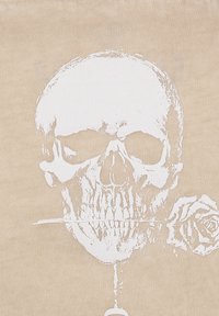 Beiger Stoff mit einem weißen Motiv eines Totenkopfs, der eine Rose hält, mit feinen Details an den Gesichtszügen des Totenkopfs und der Blume.