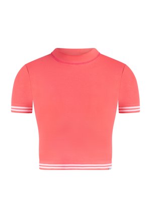 Camicia a maniche corte color corallo realizzata in tessuto liscio, con collo alla coreana e strisce bianche sui polsini delle maniche e sull'orlo.