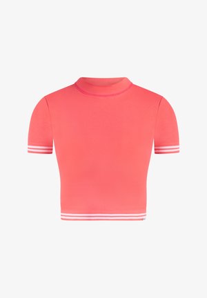 Koralowa koszula z krótkim rękawem wykonana z gładkiej tkaniny, z półgolfem i białymi paskami na mankietach oraz na dole.