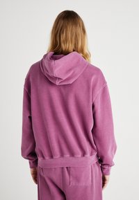 GAP Kapucni - red