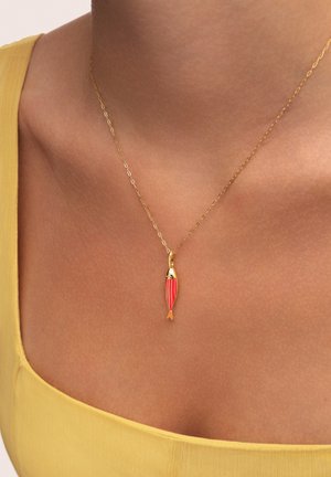 Collana d'oro con pendente a forma di pesce con strisce rosse e piccoli dettagli. Lo sfondo è di un tono chiaro e uniforme.