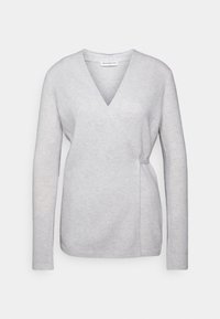 Maglione avvolgente grigio chiaro realizzato in morbido tessuto knit, con scollo a V e maniche lunghe con polsini a coste, e un dettaglio di legatura sul lato.