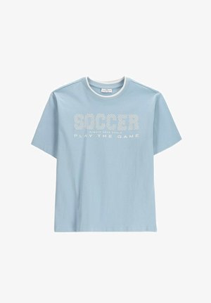 Jasnoniebieska koszulka z krótkim rękawem z białym napisem „SOCCER” wykonanym z kropek oraz mniejszym napisem „ALWAYS HAVE GOALS PLAY THE GAME” z przodu.