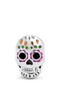 Silberner Totenkopf-Anhänger mit schwarzen Augen, grünen und orangefarbenen Punkten sowie lila Blumenakzenten. Glänzende, glatte Oberfläche und filigrane Details.