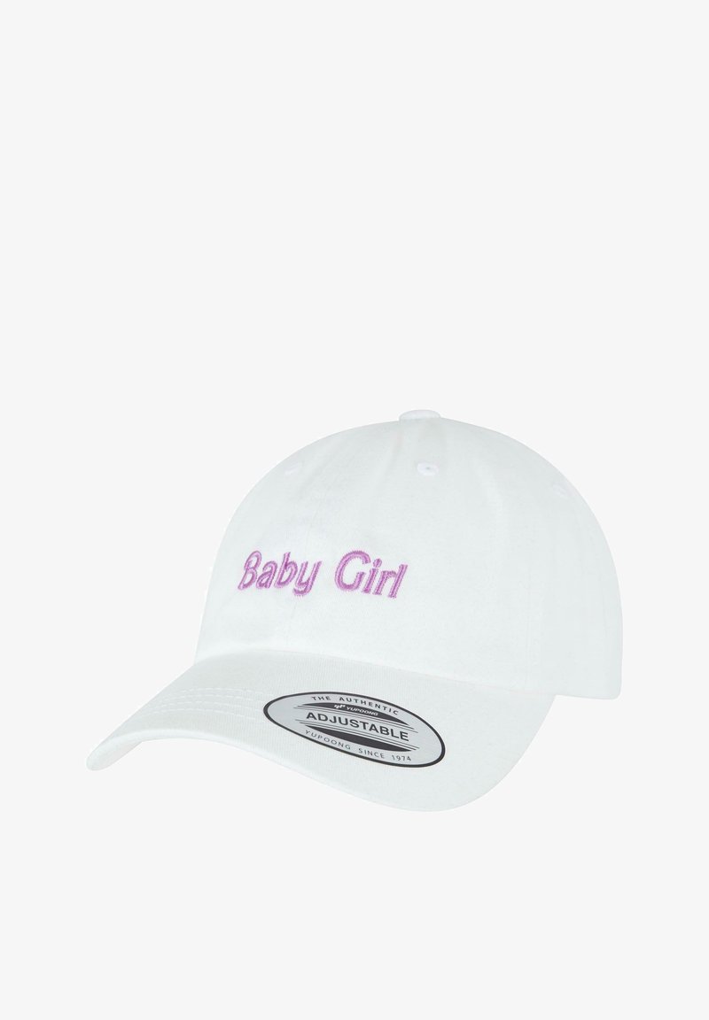 Bijela bejzbol kapa s podesivim trakama, sa ružičastim izvezenim natpisom "Baby Girl" sprijeda, izrađena od pamučnog materijala.