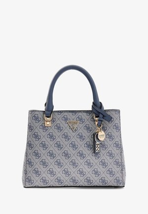 Sac à main texturé bleu et gris avec motif logo, ferrures dorées, poignées doubles courtes et breloque décorative attachée. Design compact.