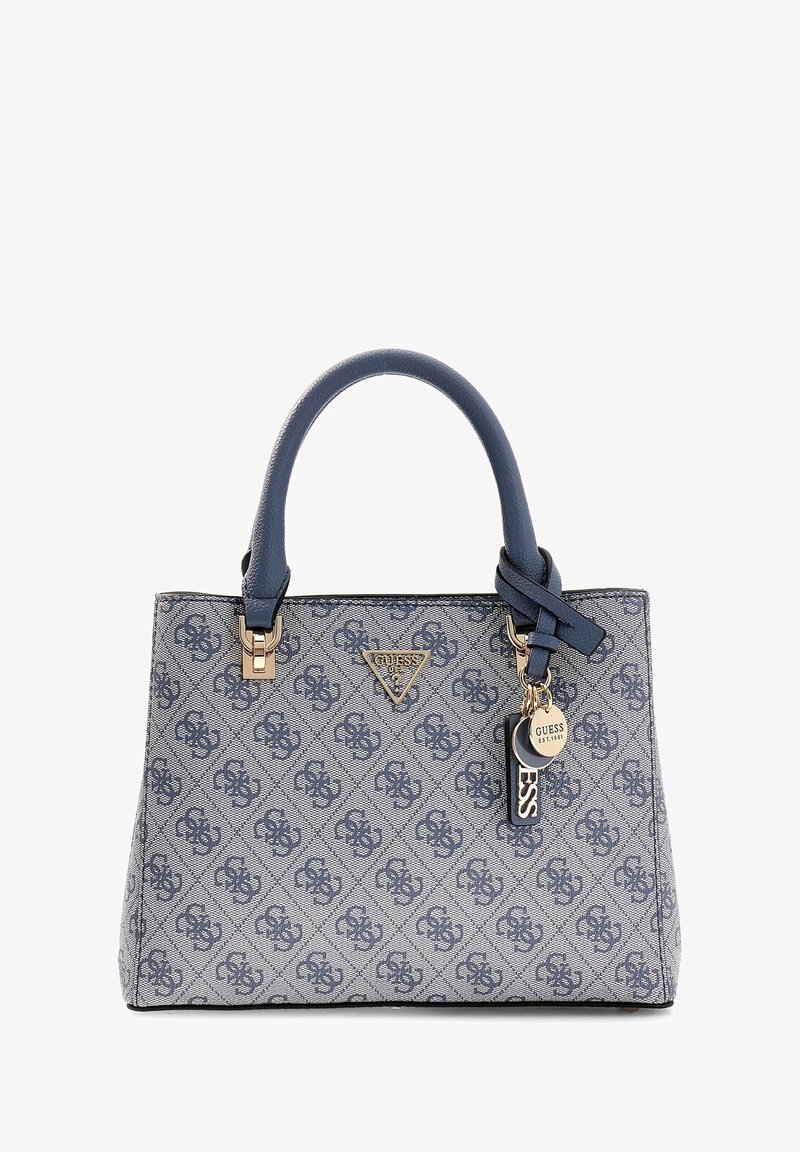 Sac à main texturé bleu et gris avec motif logo, ferrures dorées, poignées doubles courtes et breloque décorative attachée. Design compact.