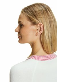 Maglione bianco con colletto a coste rosa, caratterizzato da una trama a maglia strutturata e una silhouette slim, mostrato in vista laterale.