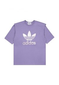 T-shirt in cotone viola con un grande logo Adidas bianco e design a tre strisce sulla parte anteriore. Maniche corte, vestibilità rilassata.