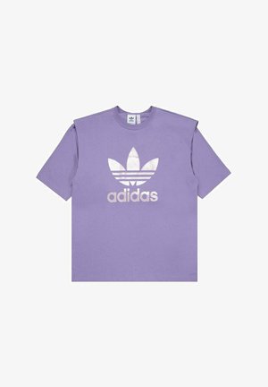 Paarse katoenen t-shirt met een groot wit Adidas-logo en drie-strepen ontwerp over de borst. Korte mouwen, ontspannen pasvorm.