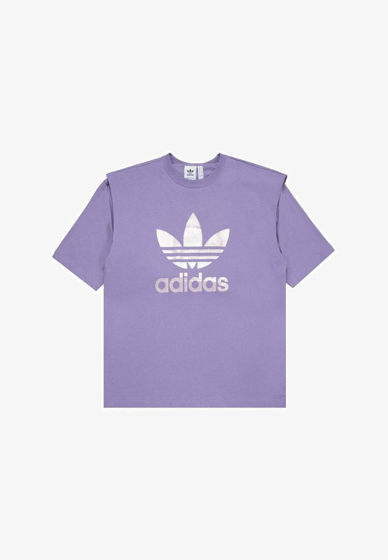 T-shirt in cotone viola con un grande logo Adidas bianco e design a tre strisce sulla parte anteriore. Maniche corte, vestibilità rilassata.