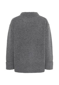 Pull en gris avec un col montant, des poignets et un ourlet côtelés. Texture douce avec une coupe ample et des épaules tombantes, disponible en couleur unie.