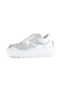 Metallischer silberner Sneaker mit weißen Akzenten, der eine strukturierte Oberfläche, eine erhöhte Sohle und flache Schnürsenkel aufweist. Runde Zehenform und gepolsterter Schaft.