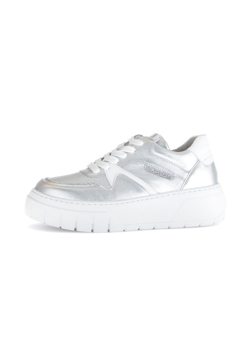 Metallischer silberner Sneaker mit weißen Akzenten, der eine strukturierte Oberfläche, eine erhöhte Sohle und flache Schnürsenkel aufweist. Runde Zehenform und gepolsterter Schaft.