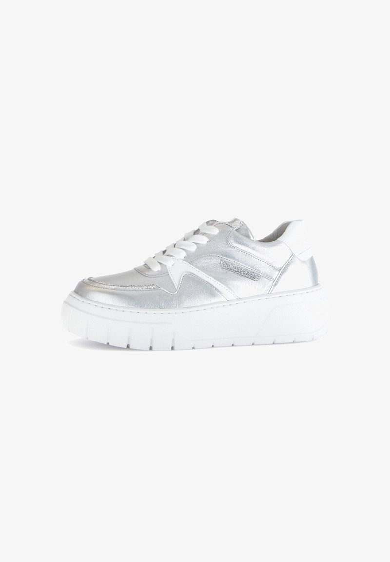 Metallischer silberner Sneaker mit weißen Akzenten, der eine strukturierte Oberfläche, eine erhöhte Sohle und flache Schnürsenkel aufweist. Runde Zehenform und gepolsterter Schaft.