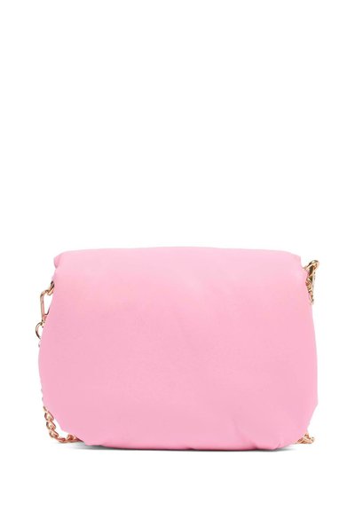 Borsa a tracolla sintetica rosa con una superficie liscia, dotata di una tracolla in catena metallica dorata e forma arrotondata. Nessun logo o motivo visibile.