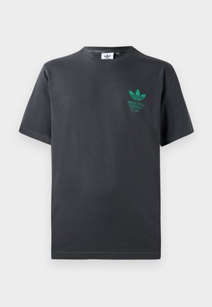 T-shirt en coton noir avec un col rond, des manches courtes, et un logo vert comportant les mots "CLUB SANTÉ & FITNESS" et un design de trois feuilles.