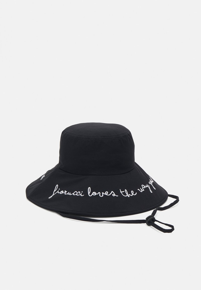 Fekete pamut napernyő sapka, széles karimával, fehér hímzett szöveggel, amely így szól: "fiorucci loves the way you". Állítható állszíj tartozik hozzá.