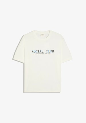 Biała koszulka z krótkim rękawem, okrągłym dekoltem i niebieskim napisem "SOCIAL CLUB Cagnes-sur-Mer Est. 1979" nadrukowanym na środku przodu.