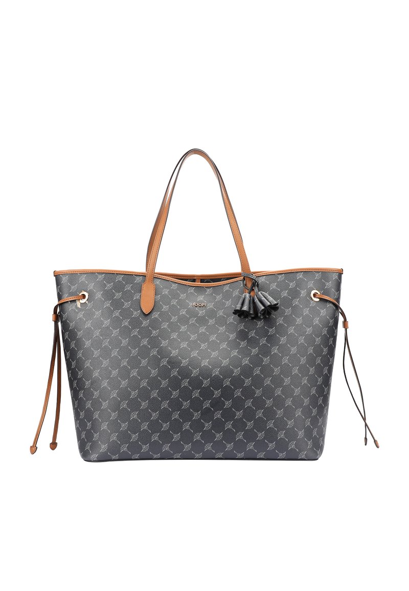 Sac fourre-tout gris avec un motif, accents en cuir beige, deux longues poignées, une fermeture à cordon et un détail de frange sur un côté.