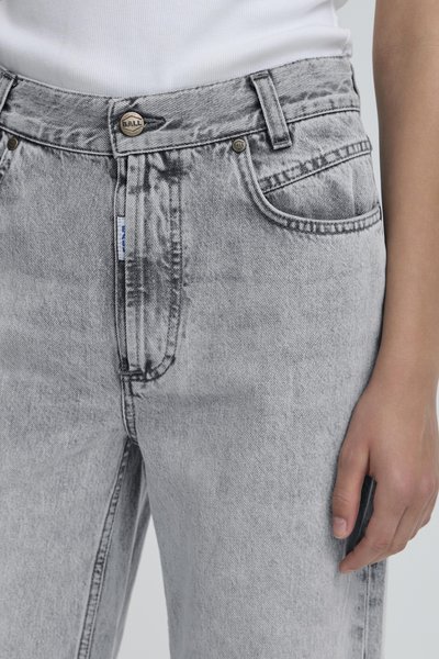 Lichtgrijze denim Jeans met een hoge taille, voorkruiken en een metalen knoopsluiting. Subtiele versleten textuur en stikseldetails.