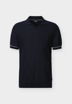 Czarna koszula polo z krótkim rękawem, z białym wykończeniem na mankietach i rozpiętym kołnierzykiem, prezentowana na jasnym, jednolitym tle.