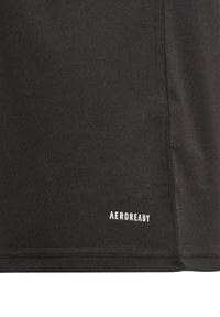 Maglietta sportiva nera in tessuto liscio, con il logo bianco "AEROREADY" sull'orlo e un design minimalista senza motivi.