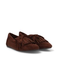 Mocasines de ante marrón con acentos de flecos, puntas afiladas y suela plana. La textura es suave, con detalles de costura a lo largo de los bordes.