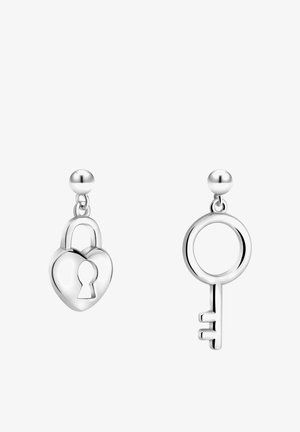 Sølvøreringe med en hjerteformet hængelås og en nøgledesign, begge polerede med glatte overflader og minimalistiske detaljer.