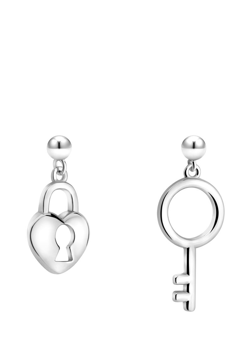 Silverörhängen med en hjärtformad hänglåsdesign och en nyckel, båda polerade med släta ytor och minimalistiska detaljer.