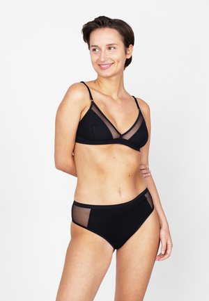 Zwarte lingerieset met een bralette met gaaspanelen en verstelbare bandjes, gecombineerd met hooggepaste broekjes met gaasaccenten.