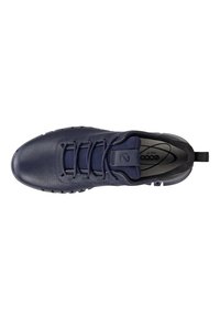 Sneaker in pelle blu navy con superficie testurizzata, design con lacci, punta rotonda e un gancio sul tallone per facilitare l'indossamento.