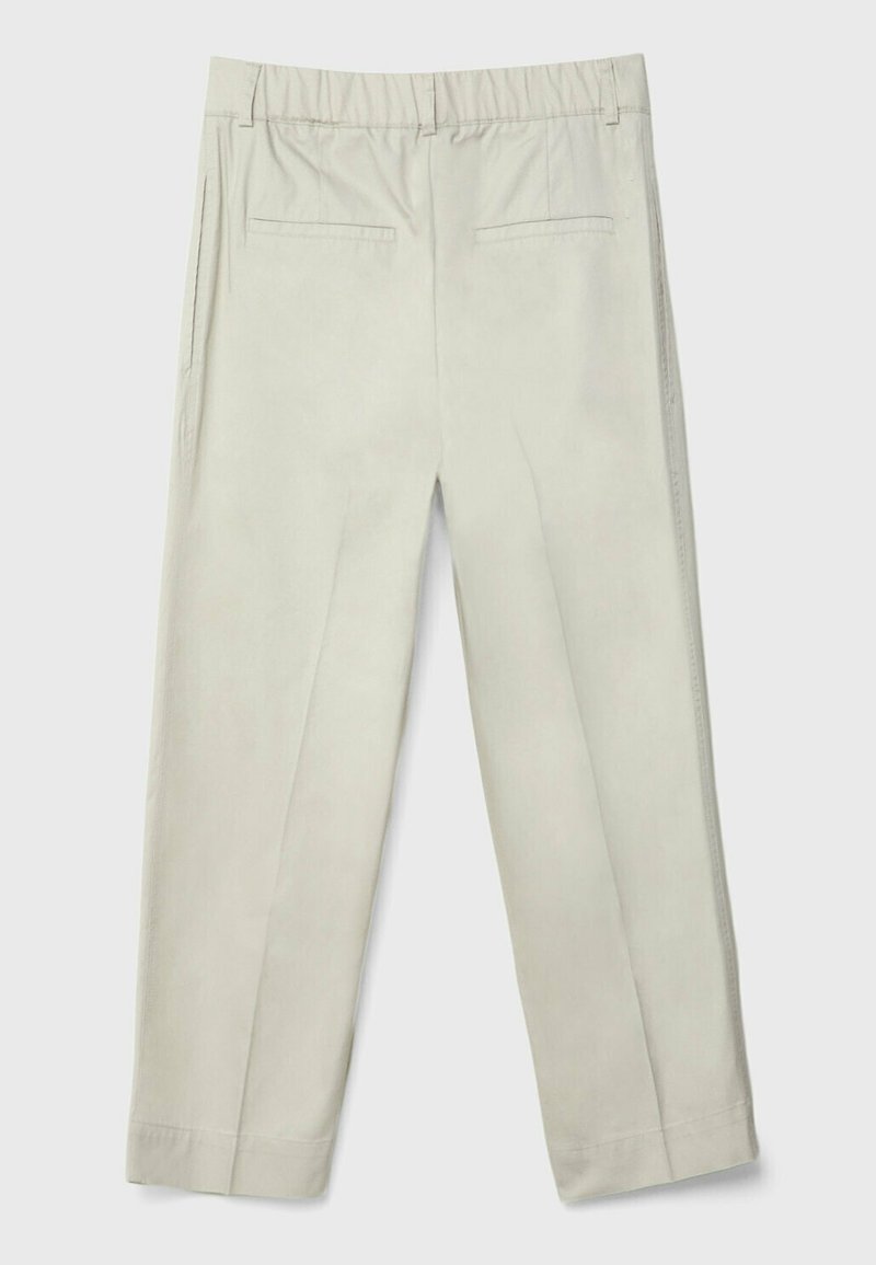 Pantaloni dritti beige chiaro con vita elastica, tasche laterali e due tasche a filetto posteriori, posati su uno sfondo bianco.