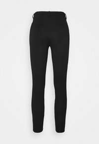 Svarta leggings med ett mjukt, stretchigt material. Har en hög midja och två bakfickor. Slim fit-design som smalnar av vid anklarna.