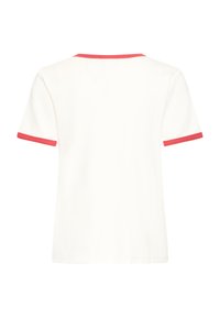 T-shirt blanc à manches courtes avec un liseré rouge sur l'encolure et les bordures des manches, présenté de dos sur un fond blanc uni.