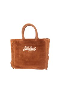 Bruine suède tote bag met franjes, twee handvatten bovenaan en geborduurd 'MC2 Saint Barth' logo aan de voorkant. Rechthoekige vorm.