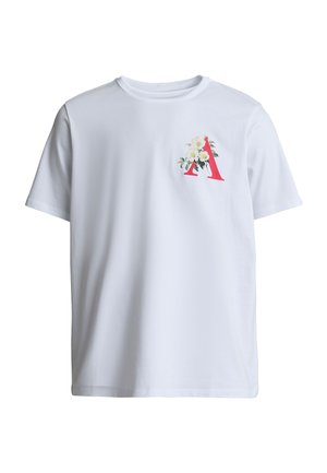 Bela majica s kratkimi rokavi z rdečo črko "A" in belim cvetličnim vzorcem na levi strani prsnega koša.