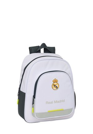 Zaino con corpo di tessuto bianco, dettagli grigi e una tasca con zip. Presenta un emblema dorato del Real Madrid e un tirante della zip giallo.