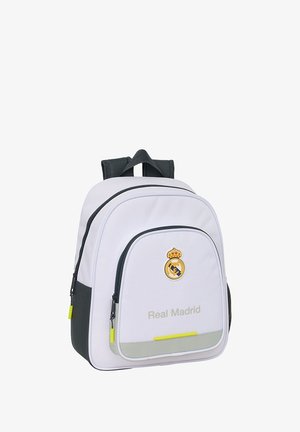 Plecak z białym materiałem, szarymi akcentami i zamykaną na zamek kieszenią. Posiada złote godło Realu Madryt oraz żółty uchwyt zamka.
