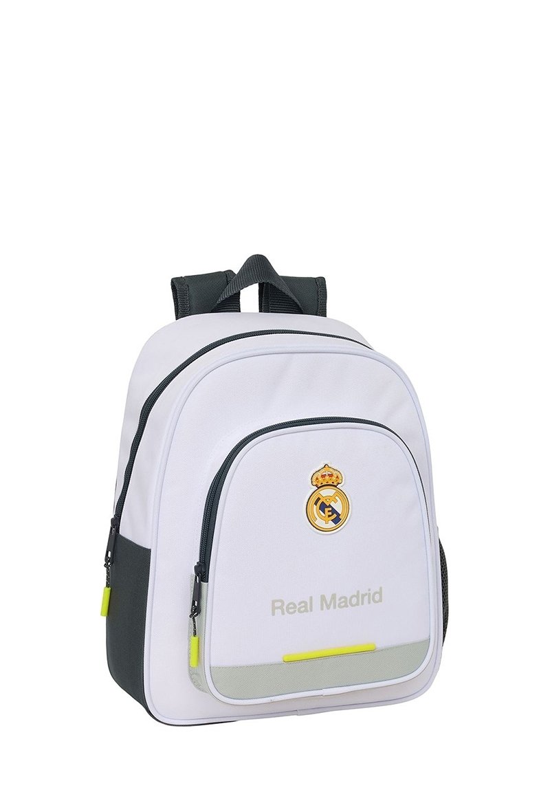 Zaino con corpo di tessuto bianco, dettagli grigi e una tasca con zip. Presenta un emblema dorato del Real Madrid e un tirante della zip giallo.