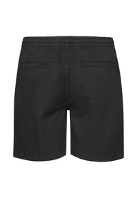Pantalones cortos negros de tela suave con una cintura elástica, dos bolsillos traseros y corte recto.