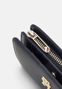 Tommy Hilfiger TIMELESS MED BI FOLD - Piniginė - space blue