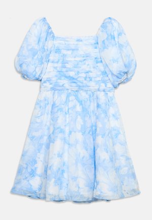 Lyseblå og hvit blomstrete kjole med firkantet utringning, horisontale folder på overdelen, og puffede korte ermer samlet ved mansjettene.