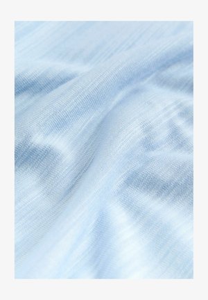 Gaiši zils audums demonstrē gludu tekstūru ar smalkām toņu atšķirībām. Audums ir smalks un viendabīgs, radot mīkstu izskatu.