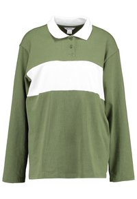 Chemise de rugby à manches longues vert olive avec une bande horizontale blanche et un col blanc, deux boutons sous le col, étiquette de taille petite à l'intérieur du col.