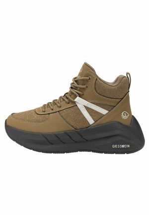 Brązowy sneaker typu high-top z czarną grubą podeszwą, białymi paskami po bokach, zaokrąglonym noskiem i logo Giesswein na obszarze pięty.